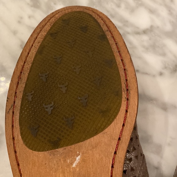 Size 8.5 Trask laser cut accent loafers in good condition. Neutral color - Picture 11 of 12